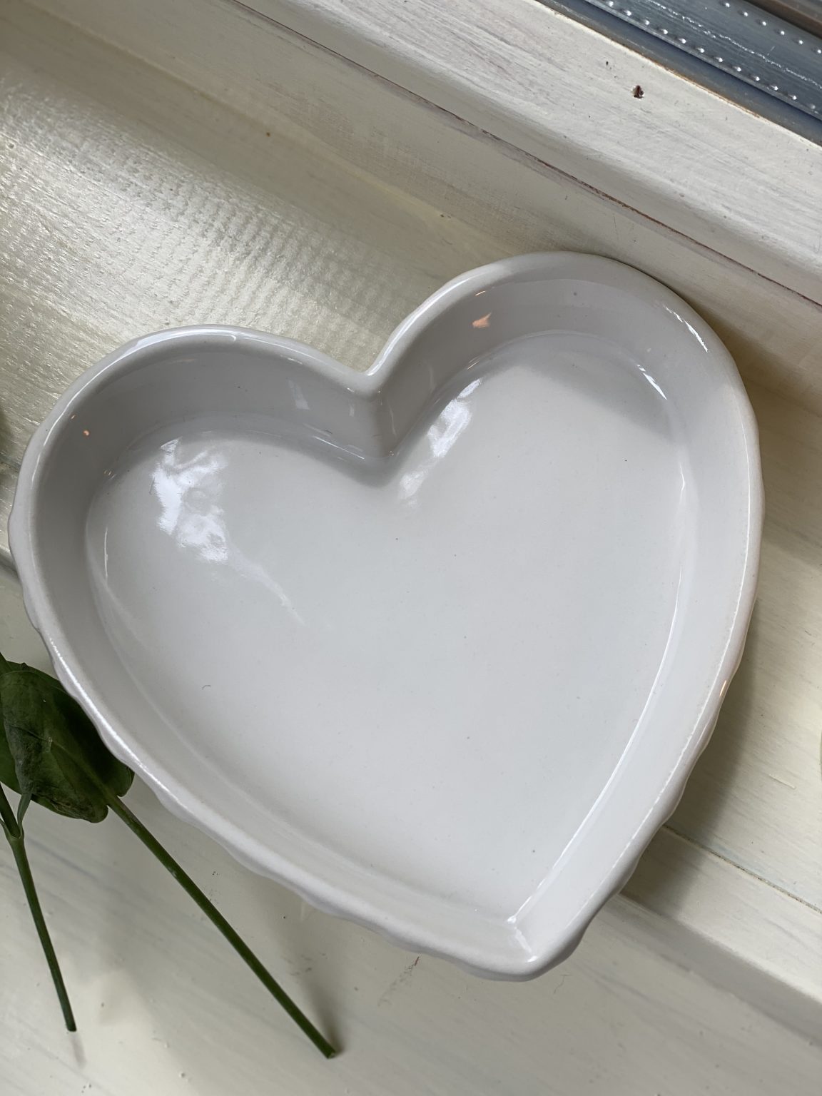 White Ribbed Ceramic Heart Plate With Heart Pattern – Pretty Little ...